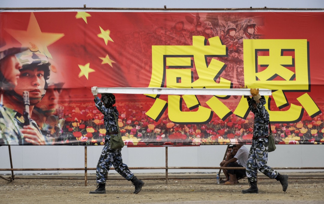 在小品《同喜同樂》中，由中國人假扮的黑人媽媽則對中國「感恩戴德」，不僅對給女兒找一個「中國女婿」有着病態般的嚮往，還在最後表出了如同「山呼萬歲」般的「我愛中國」的「忠心」。