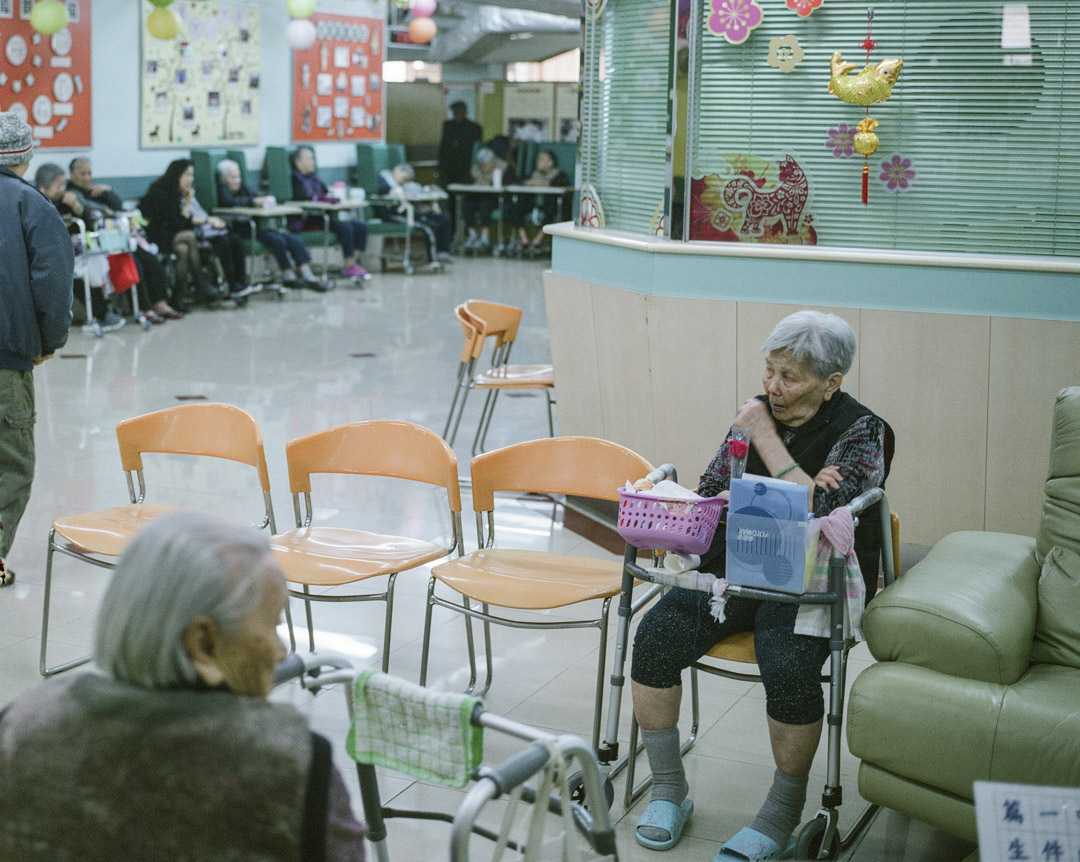 20多年后的今天，香港长者人口比97年增长约94%，接近一倍，但是安老院条例、安老规划却再无更新，照顾长者的责任，彻底从政府转移到私人市场。