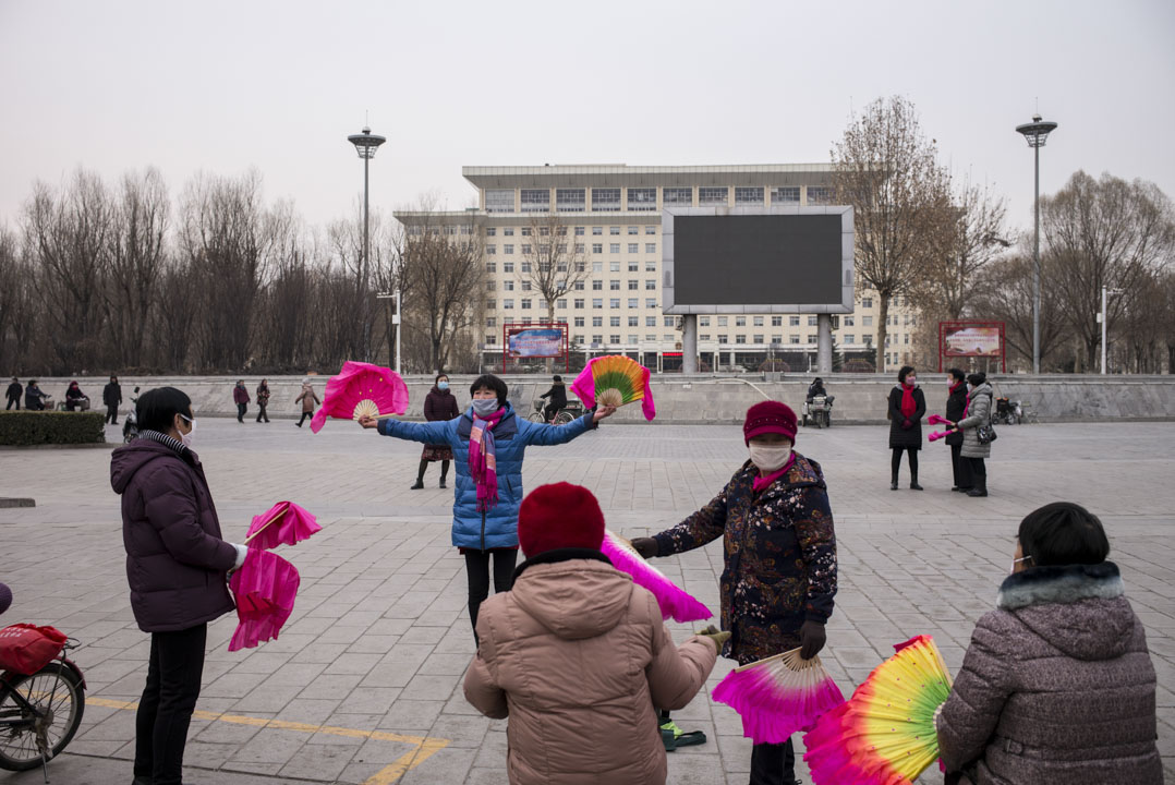 妇女们在雄安政府大楼前的广场跳舞。