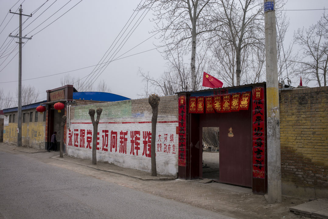 容城到处也有设立河北雄安新区的大字标语，成为那处独特的景观。