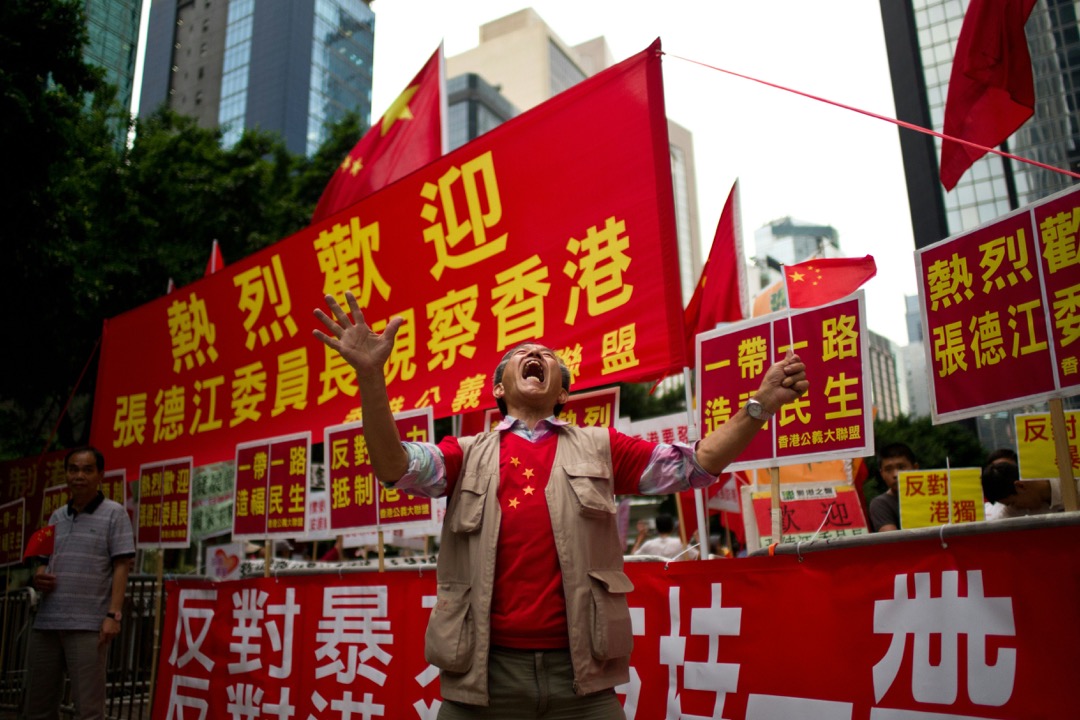 以香港為例，在官方的宣傳中，中國一直是香港基礎資源能源的「提供者」，渲染香港應該對中央「感恩」和「報恩」的語境，並藉此突出香港在民主問題上的抗爭是一種「忘恩負義」的體現。圖為2016年人大委員長張德江訪港，有支持者對「一帶一路」政策表示感恩。