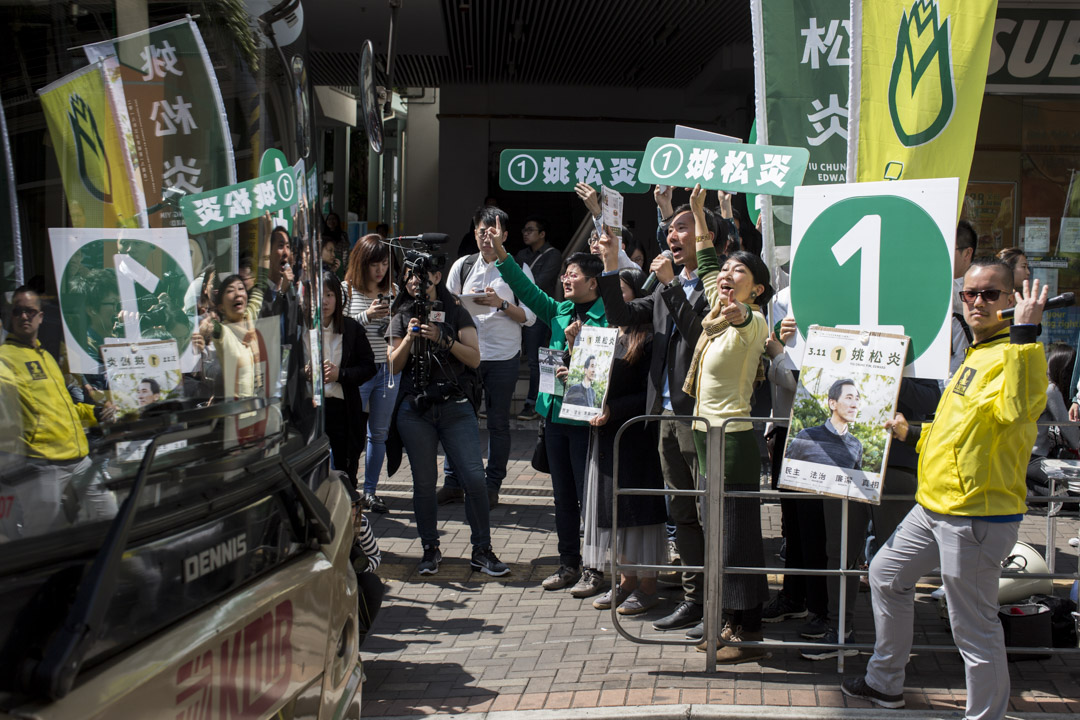 姚松炎与黄碧云、刘小丽和毛孟静在石硖尾街市拉票。