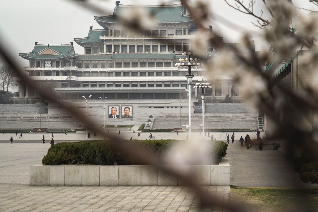 太阳宫对北韩人民来说，是一个非常严谨肃穆的地方，参访的游客不得奇装异服，女性穿着也不能太浮夸华丽，有领有袖，风格朴素是基本标准。