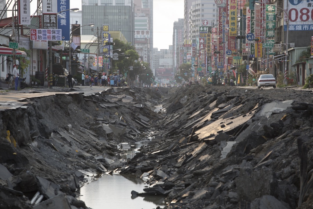 台湾仍旧天灾人祸不断，每每灾难发生，一遇到要重建时，“防灾型都更”便会重新受到媒体关注，如2014年7月高雄气爆时，李鸿源也曾建议高雄市长陈菊应以“防灾型都更”概念重建。图为2014年7月高雄气爆。