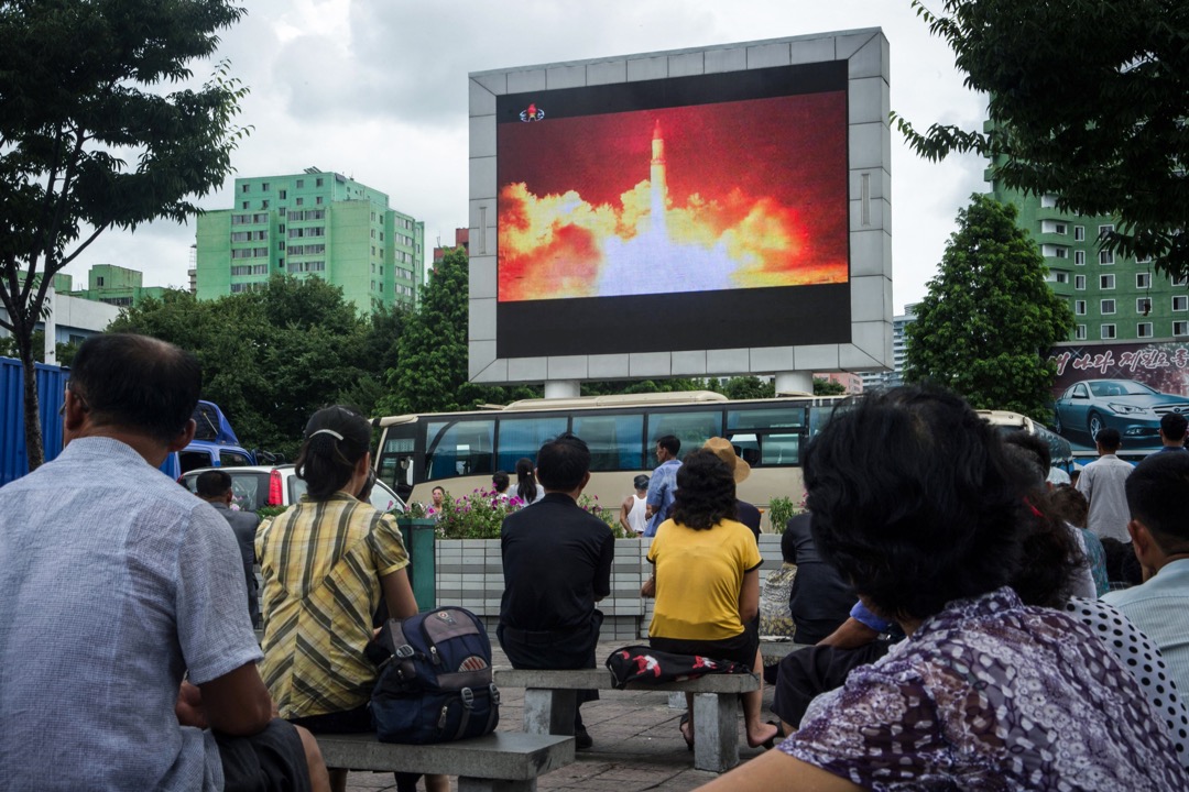 4月20日召開的北韓勞動黨第七屆三次會議上，金正恩宣布停止進行核試驗和發射洲際導彈（ICBM）以及關閉豐溪里核試驗場。但需要澄清北韓所主張的無核化到底是「北韓的無核化」還是「韓半島的無核化」的問題，如果是後者，那就會包括美軍的核武器以及韓半島周邊國家的核能力。