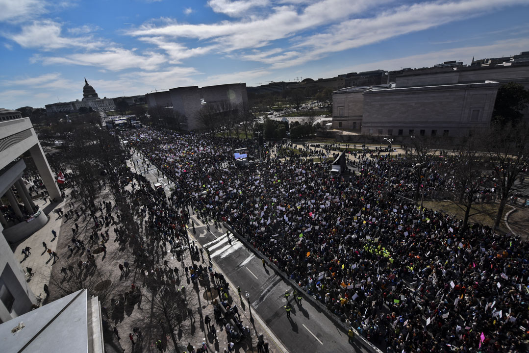 美国首都华盛顿，参与今次“March for Our Lives”集会的50万名民众站满联结白宫和美国国会大厦的宾夕法尼亚大道。 