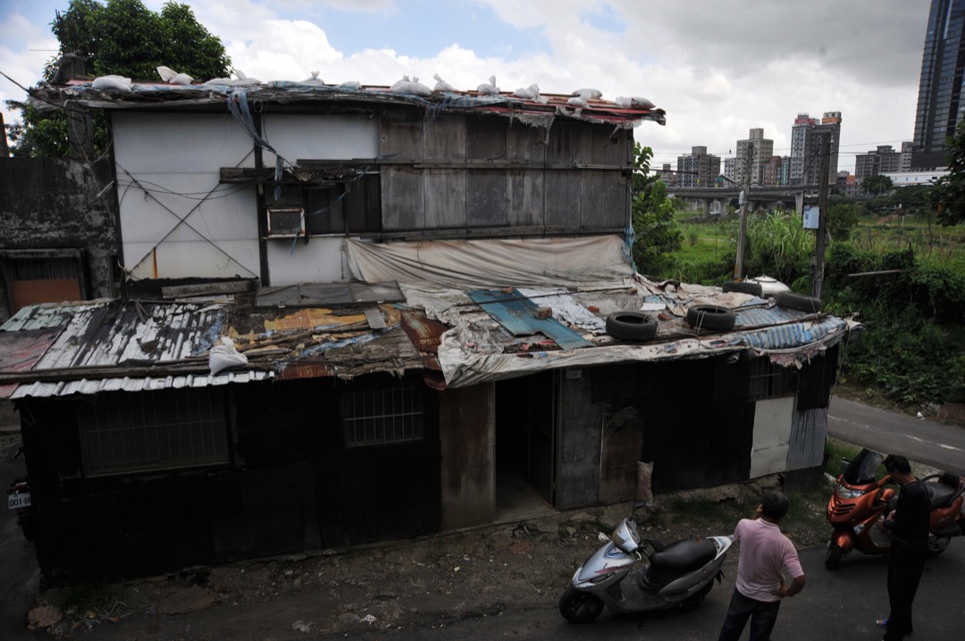 图为台湾新北市的寮屋区，居民为即将降临的台风做准备。