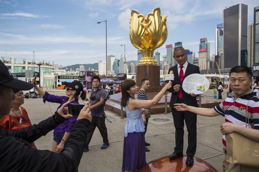 2018年5月1日下午，金紫荆广场挤满内地游客，他们都争相与金紫荆拍照，但也争著与“奥巴马”拍照。