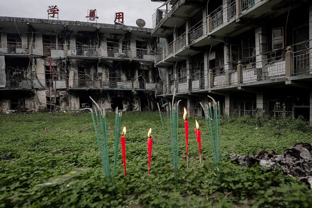 2018年5月11日，四川汶川地震十週年前夕，有死難者親屬在地震遺址插下蠟燭悼念地震中遇難的親人。