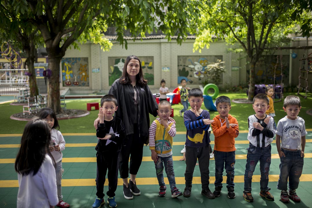 埋葬了富新二小的女兒以後，熊遠英幾乎把全部精力投入月芽幼兒園，現在，這家民辦幼兒園有200多個學生。