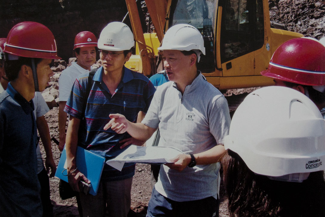 唐锡波在南江县朝阳中学建筑工地上视察。