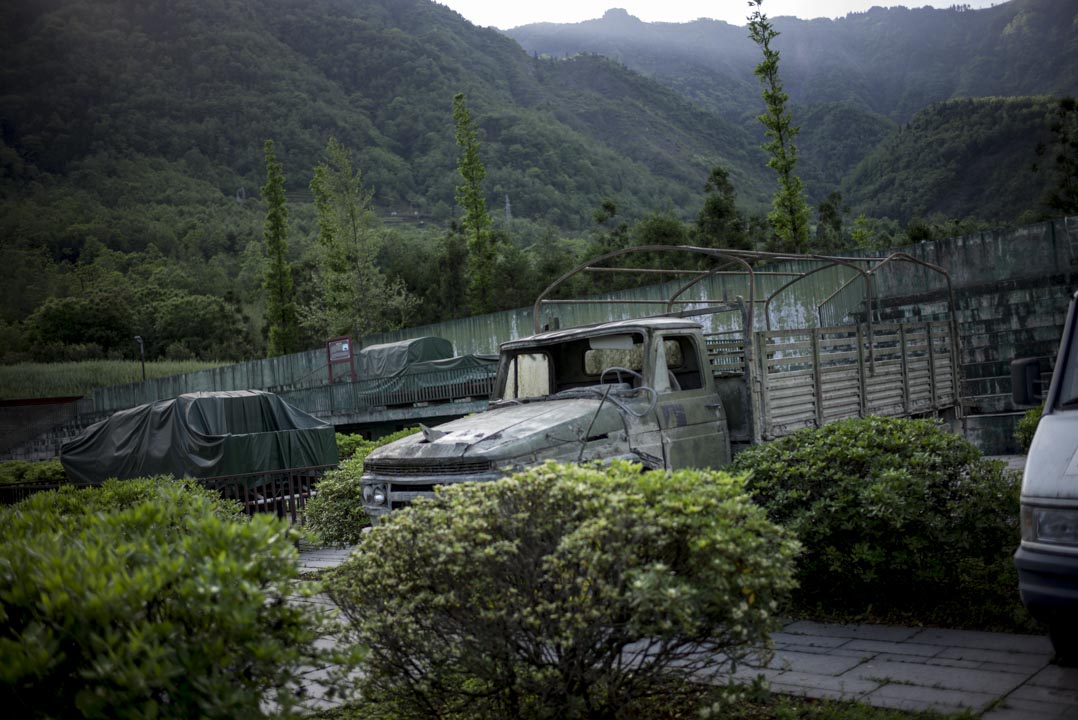 北川地震遺址的一隅，安放著十年前曾用於抗震救災的一輛車。