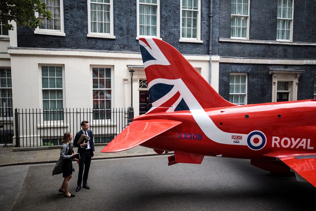 2018年5月23日，英国伦敦，唐宁街10号首相府门外停泊了一只皇家空军“红箭头”飞行表演机，庆祝皇家空军成立100周年。