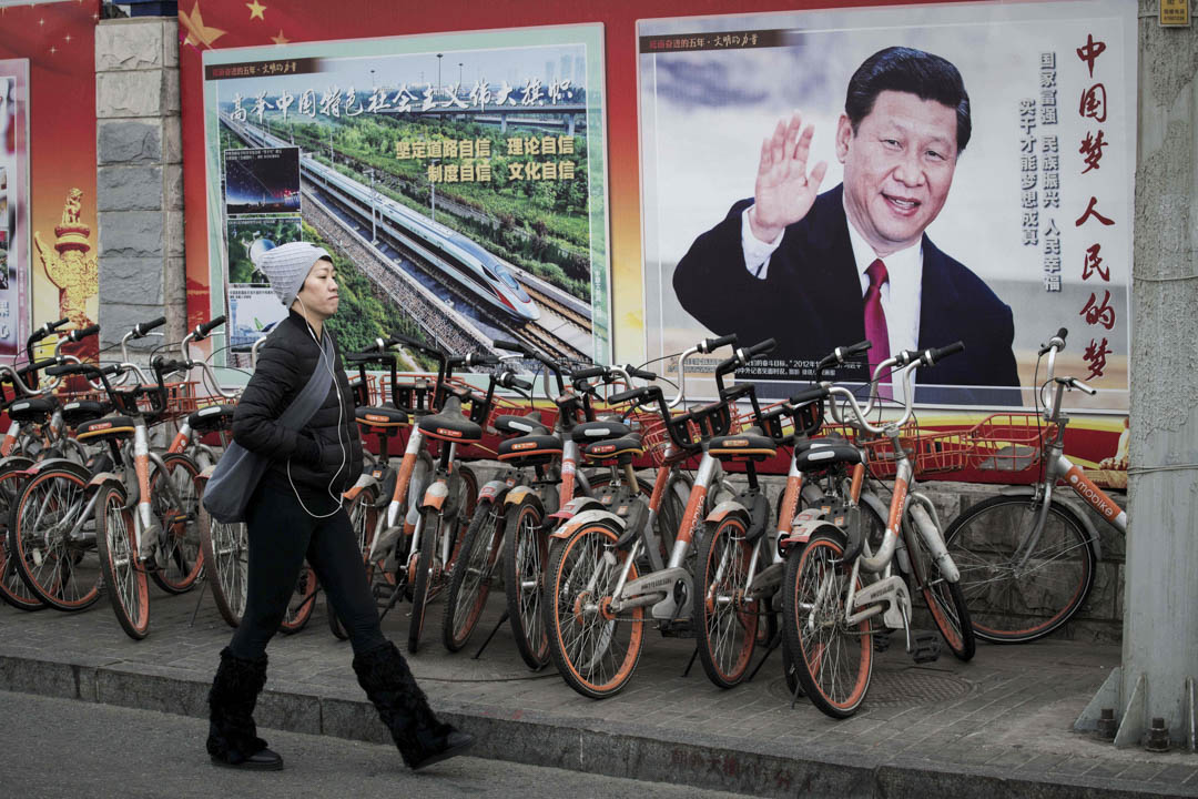 2018年3月12日，北京的一面墙上张贴了国家主席习近平的宣传海报。