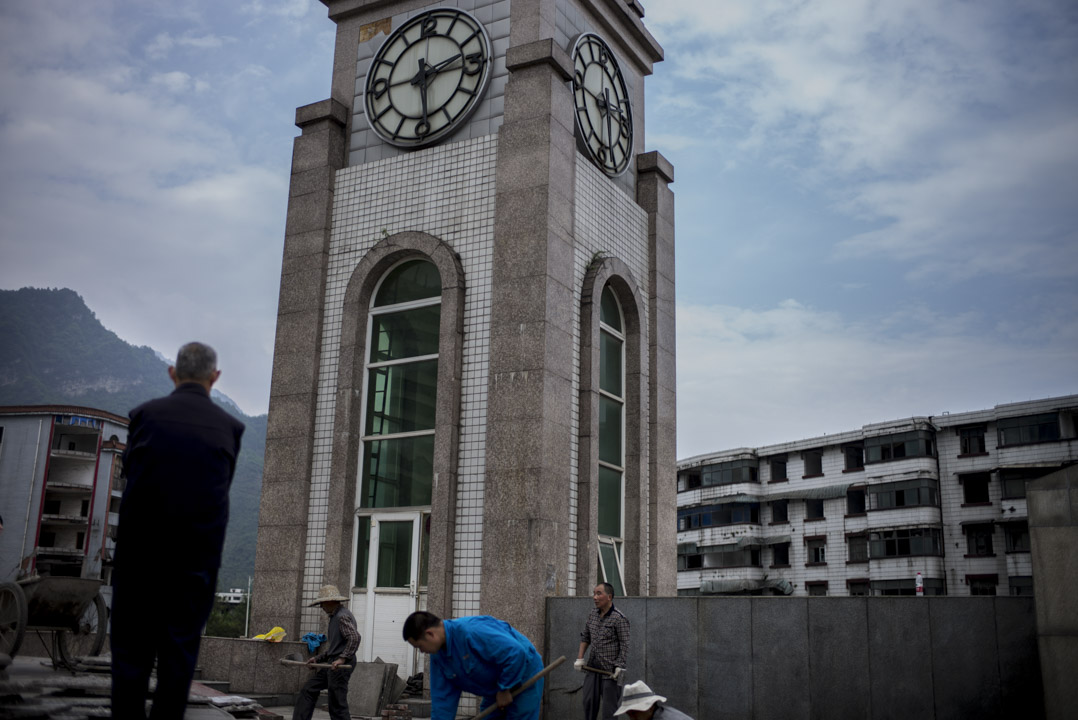 四川汉旺地震遗址，几个工人在建造新工程，他们都经历过十年前的大地震。