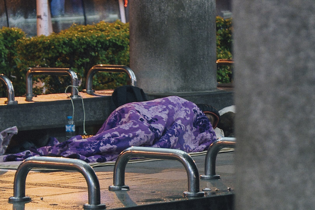 龍山寺旁的艋舺公園是不少無家者的棲身之所。