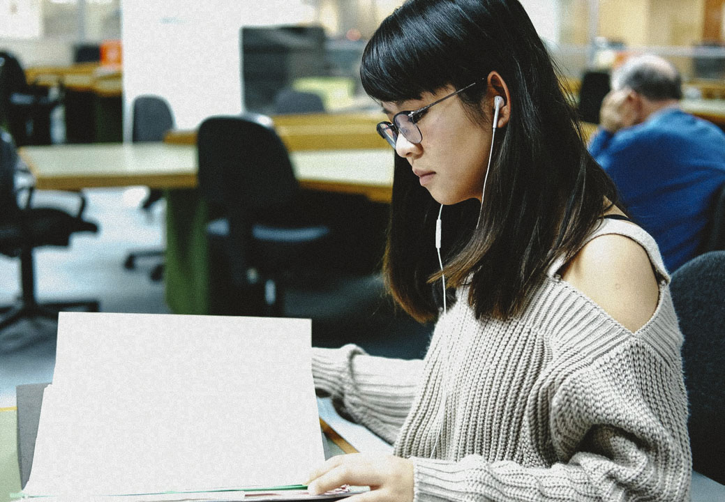 22歲的葉靄瑤在倫敦藝術大學念設計系，是「香港前途研究計劃」駐倫敦的志願者，負責幫研究計劃在地拍攝檔案資料。 