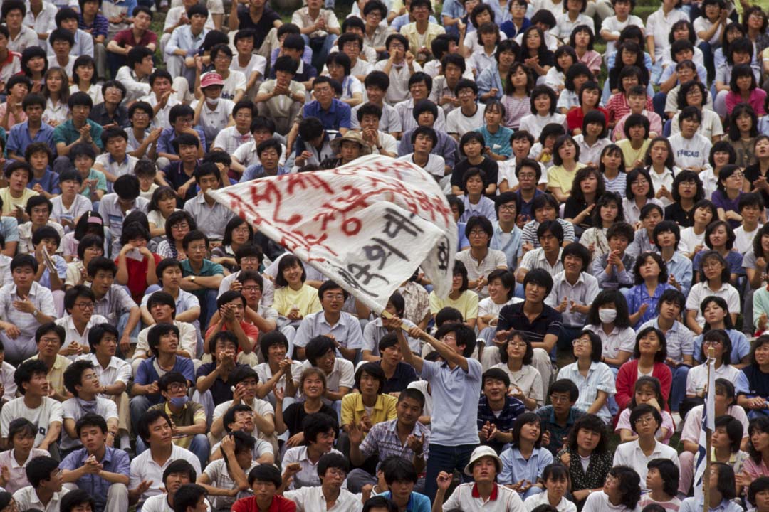 南韓於80年代發生的一系列民主運動，因為衛星電視的出現，台灣和中國的學生又模仿了南韓的學生運動和民主化運動。圖為1987年的南韓學生運動。