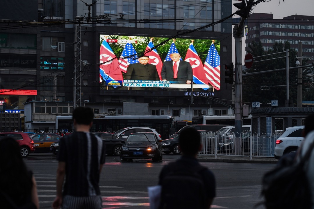 其实，与美国一样，中国对朝鲜核武器也没有更好的应对办法。中国基本上也是被金正恩设定的日程牵着鼻子走。中国既没有办法阻止朝鲜拥核，也难以阻挡已经被扇起的朝韩和解“大势”。中国只能与美国“争夺朝鲜”。图为北京街道上的大电视，正播放“特金会”片段。