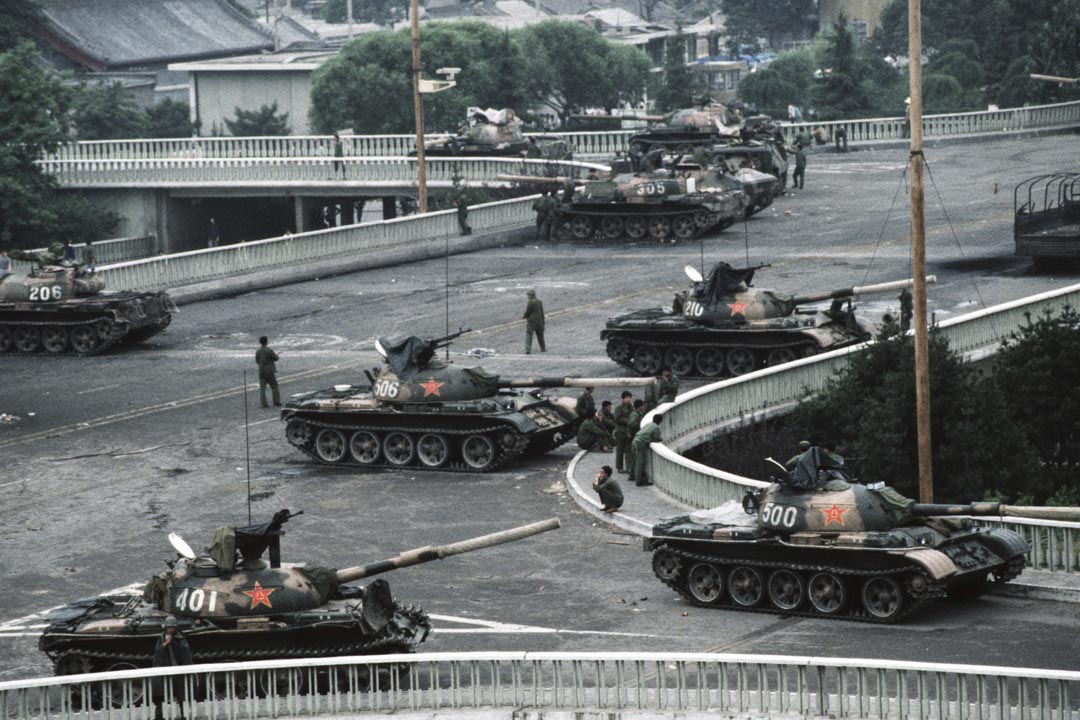 1989年6月4日，解放軍於天安門廣場鎮壓後數小時，坦克在長安大道橋上戒備。