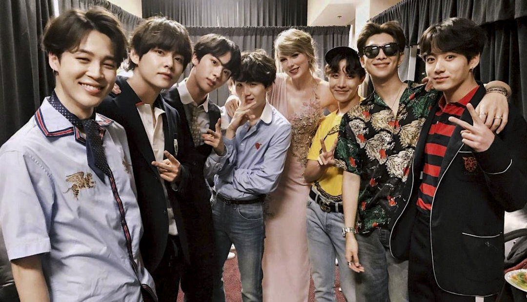 Taylor Swift通过个人IG公开了一张和防弹少年团在“2018 Billboard Music Awards”后台的合照，并写道：“BTS so great meeting you，You\