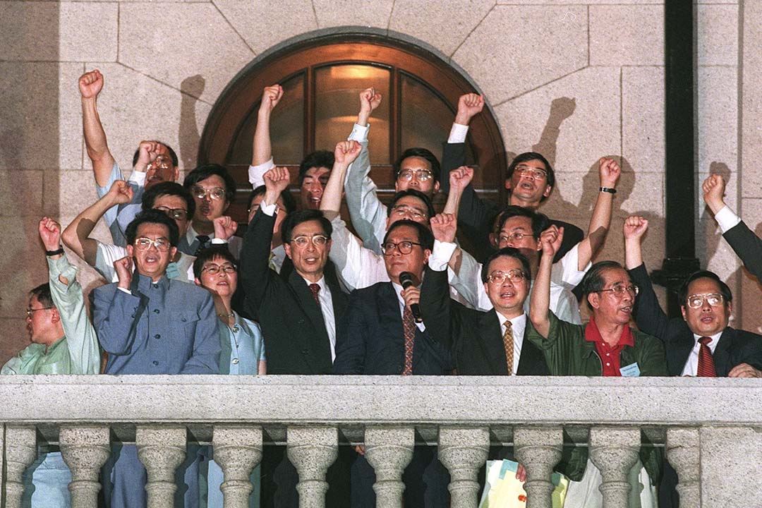 1997年7月1日，吴霭仪与其他民主派议员登上立法局大楼的露台，向民众誓言“一定会回来”。