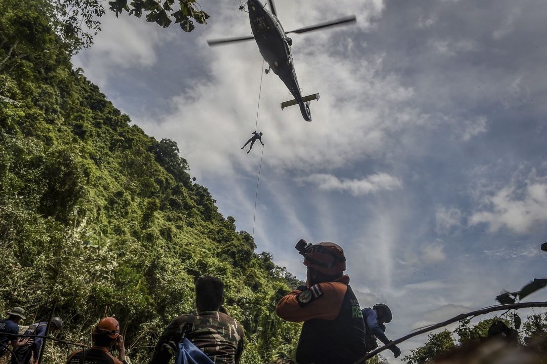 6月30日，泰国空军人员乘直升机到达洞穴附近森林中的一块空地，有望可透过从顶挖掘的方式救出被困洞穴的少年足球队。