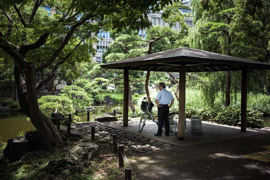 2018年7月23日，日本東京，一名男子在公園的涼亭下乘涼。日本酷熱天氣持續，多個城市氣溫達到40度以上，全國至今已釀成65人死亡，逾23,000人因炎熱天氣感到不適被送院。