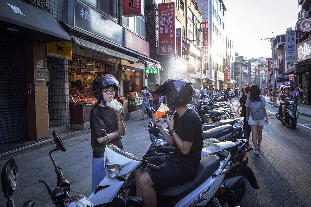 市民在台湾淡水街头喝茶。