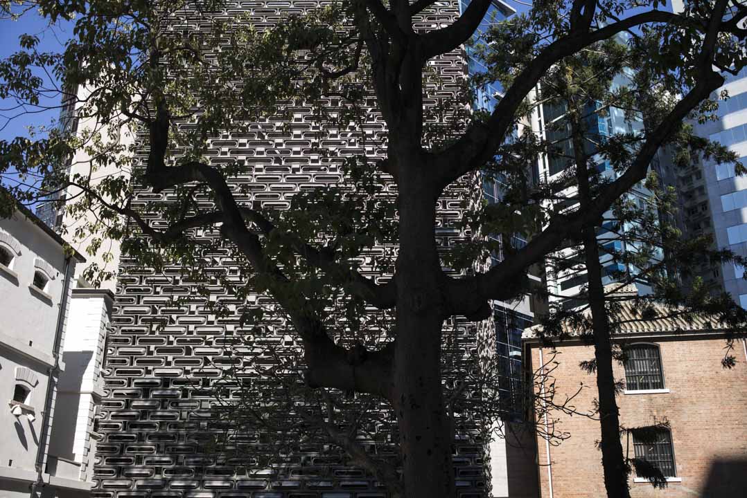 復修後的大館還加建了兩幢由著名建築師 Herzog & de Meuron 設計的現代化大樓：內含劇場、展覽廳、圖書館和餐飲設施，以回收廢鋁造成牆面，模仿歷史建築的磚塊特色。