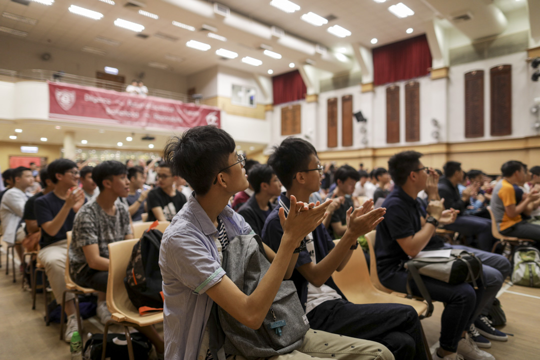 據考評局目前規定，非本地生參加大學聯招（JUPAS）入學申請，只會與其他非本地生的非聯招（Non-JUPAS）入學申請一併考慮，故非本地學生不會與本地學生競爭入學名額及教資會資助學額。圖為2018年7月11日，香港中學文憑考試（DSE）放榜。