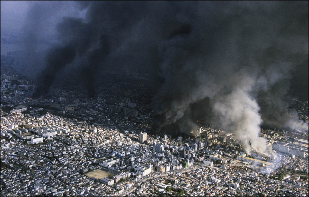 坂神大地震的发生时间为1995年1月17日，造成相当多伤亡。官方统计有6,434人死亡。