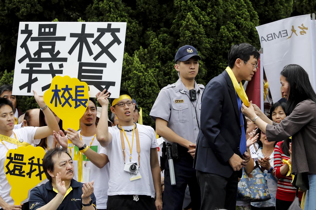 2018年5月4日，台大师生发起“新五四运动”，声援大学自主行动，台大代理校长郭大维在傅钟前接受学生陈情书。 