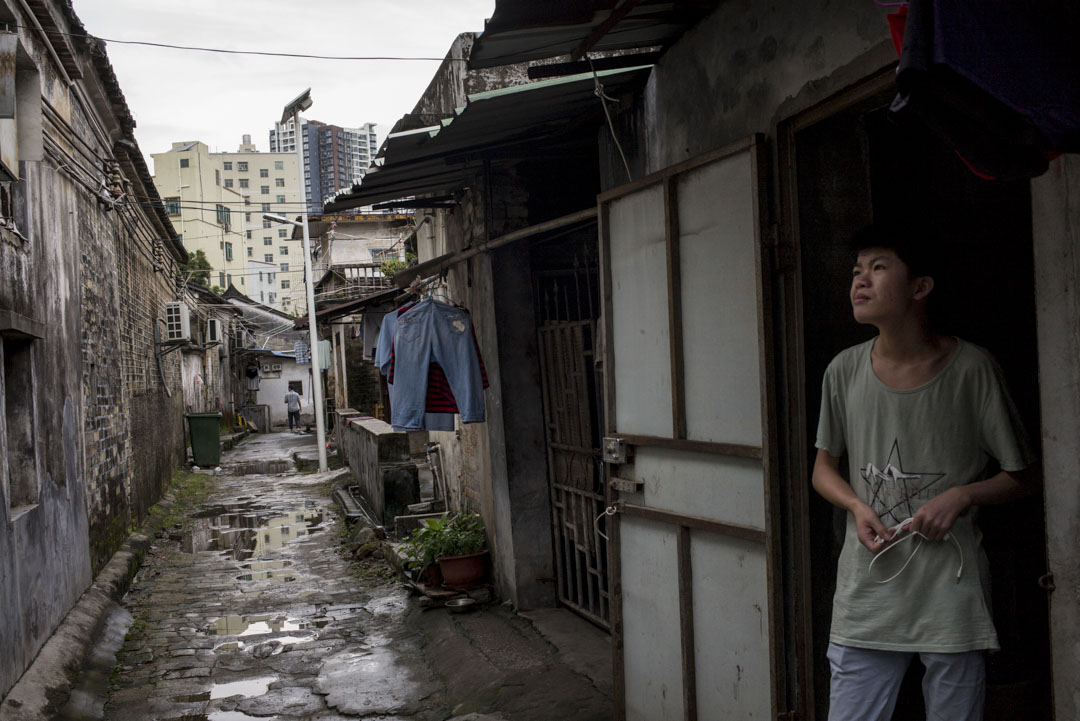 清湖老村是打工阶层聚集的城中村，这里的村民自建房条件简陋，但租金便宜。