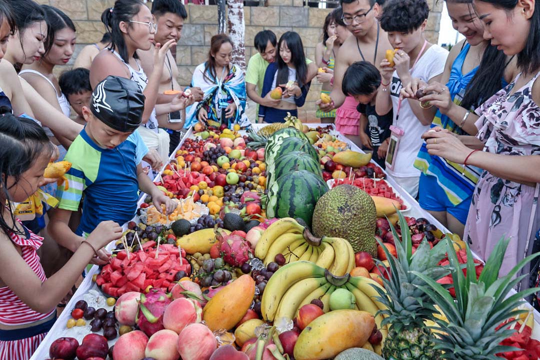 2018年7月23日，中国山东，烟台市“37°梦幻海水乐园”举行水果宴招待到场的游客。