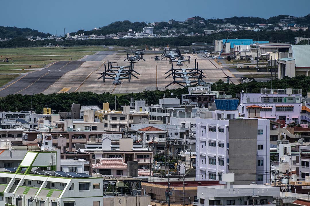 翁長縣知事的驟逝，無疑對今後沖繩社會反對美軍基地的鬥爭帶來深遠的影響，也對9月即將迎來名護市等8個市町村的地方議會選舉及原本定於11月舉行的縣知事選舉投下新的變數。圖為沖繩島那霸美軍基地。