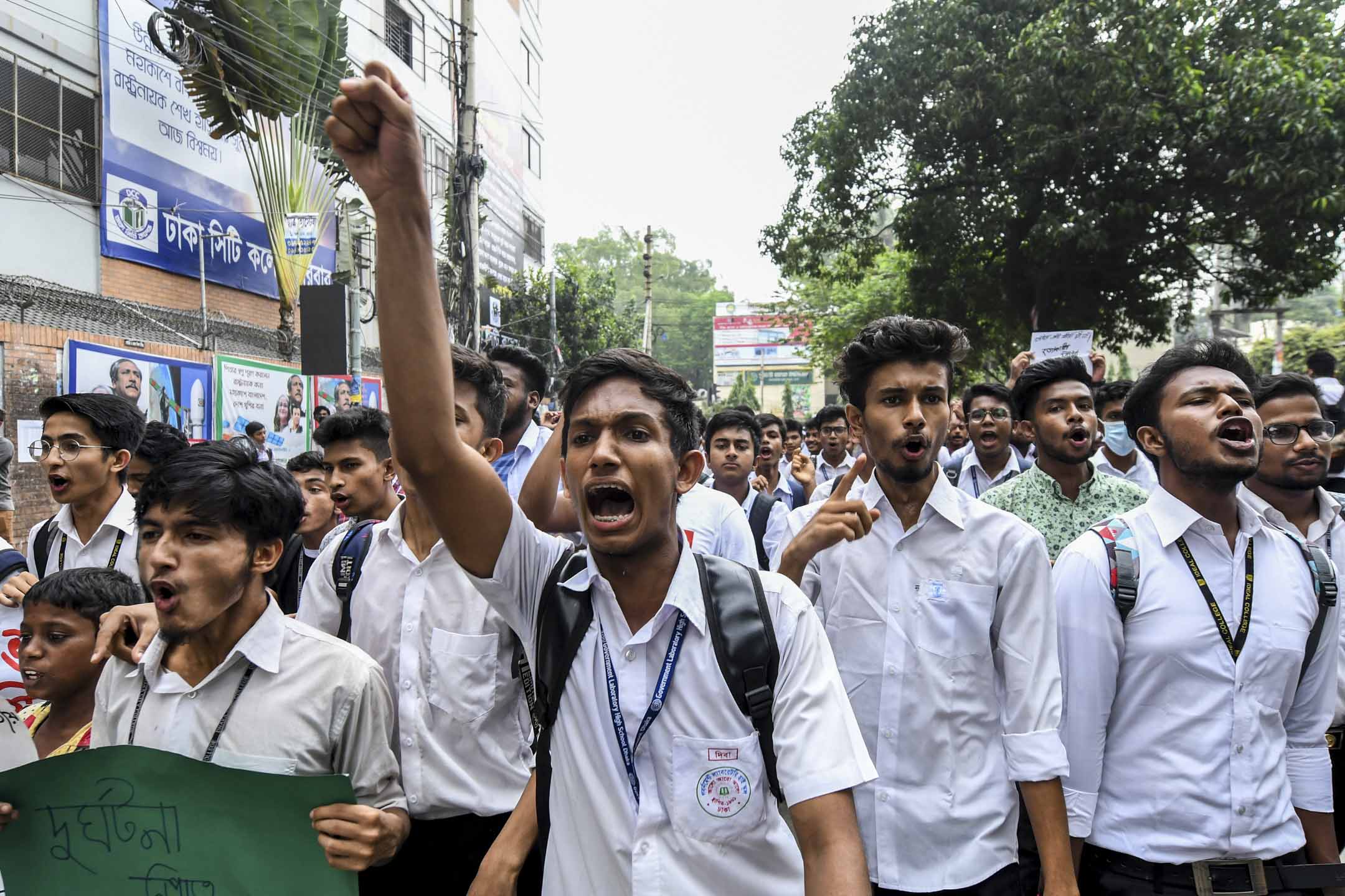 2018年8月4日，孟加拉学生连续一周走上首都达卡（Dhaka）街头抗议及瘫痪市内交通，以抗议7月29日一宗公车车祸事故，要求政府管制混乱的交通。