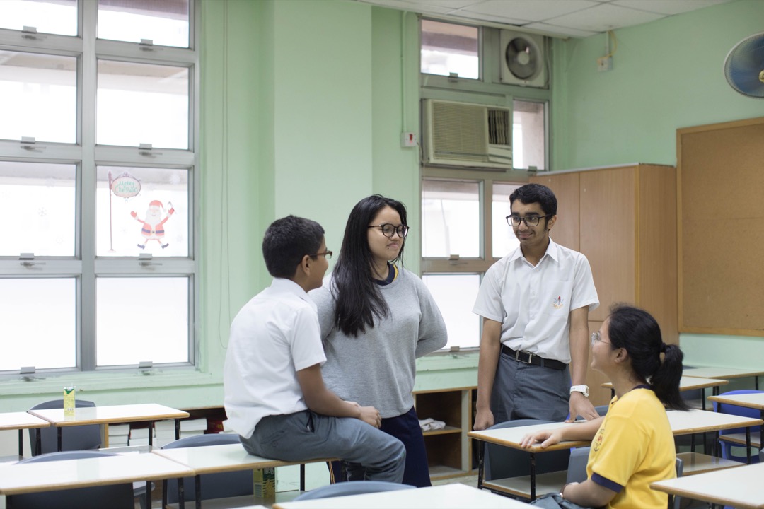 香港学生以华人为主，学科假设了学生拥有大量在地知识、并以他们的经验和角度出发——但假如不属这身份，事情就复杂多了。