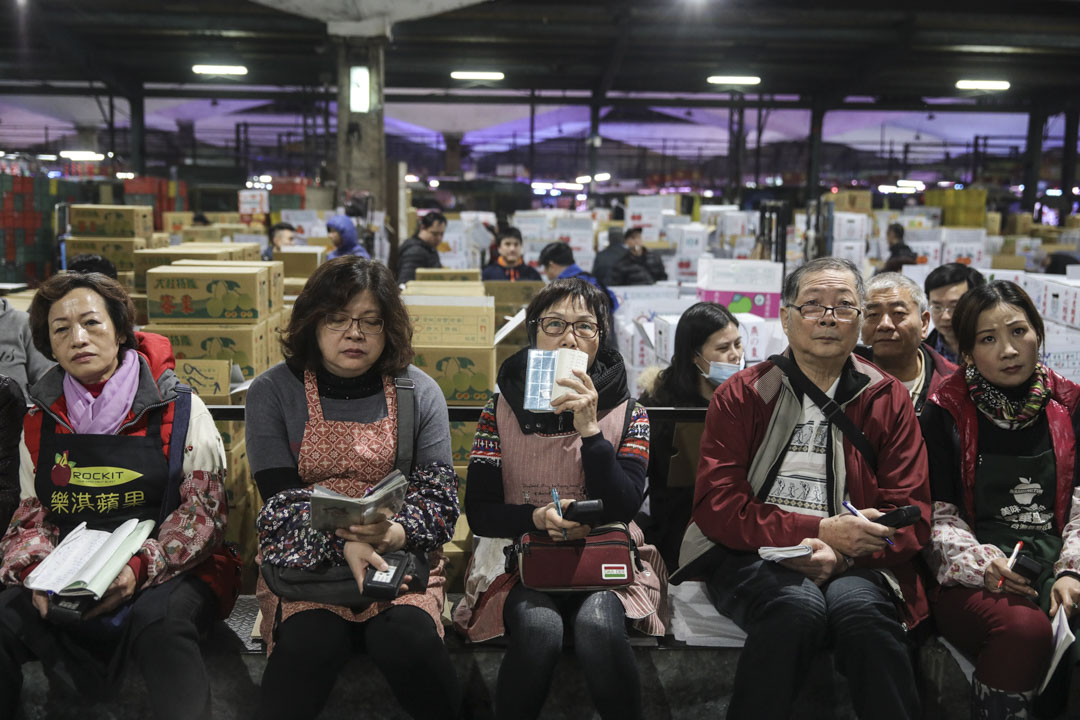 凌晨三時，牽動全台蔬果價格的北農拍賣，拍賣員喊價、承銷商競價，價高者得。