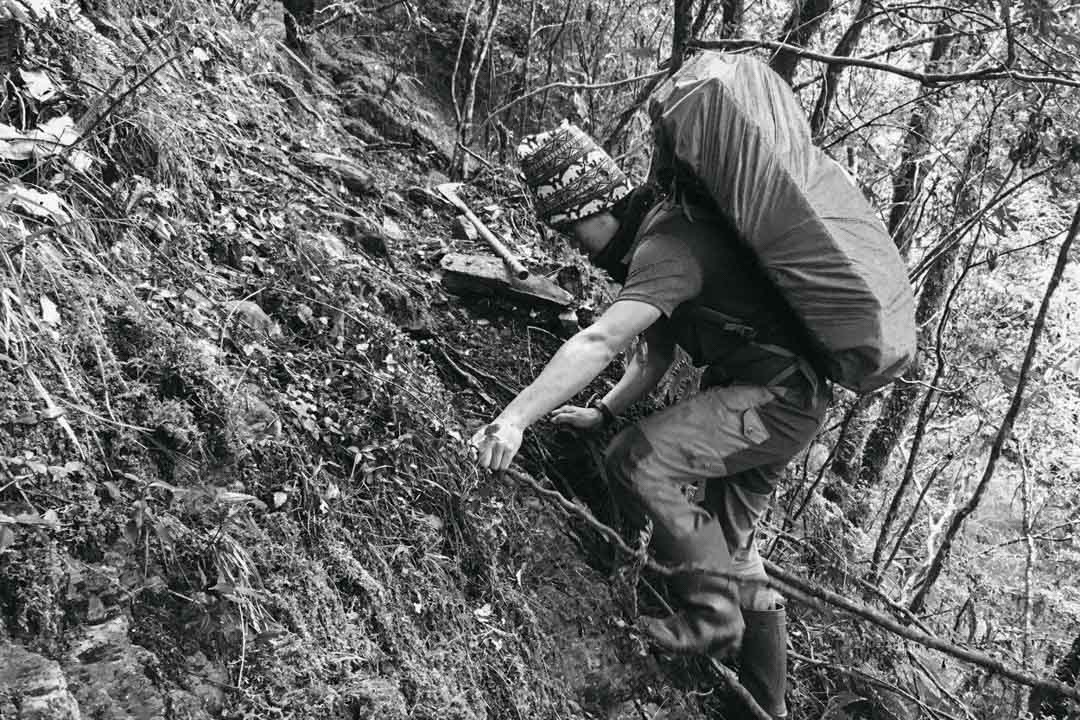 2018年，台湾新竹山区，梁圣岳爬上一处山路。