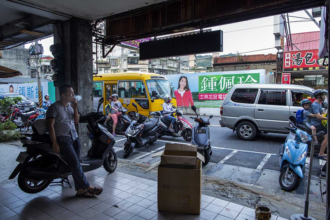 台灣民眾對於民主的看法更在乎的是結果而非過程，而當鄰近威權國家的經濟表現更為耀眼時，台灣民眾對於自己民主政體的堅持也開始動搖。