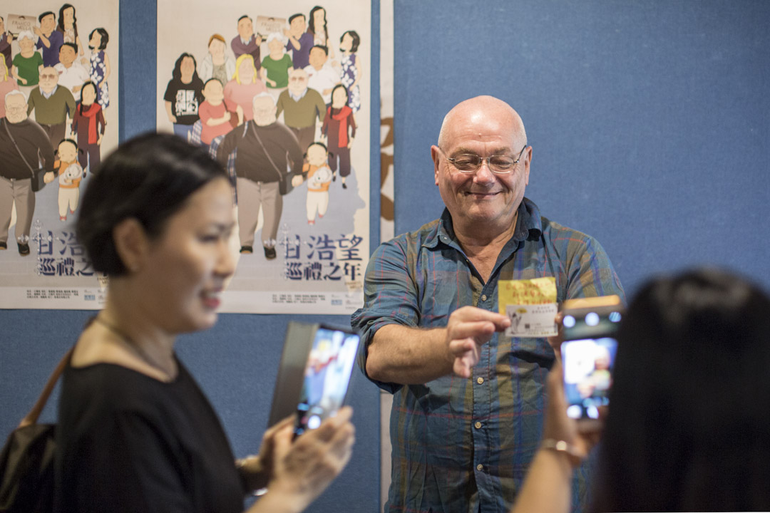 2018年6月28日，《甘浩望巡礼之年》在湾仔艺术中心举行首映礼，观众与甘仔合照留念。