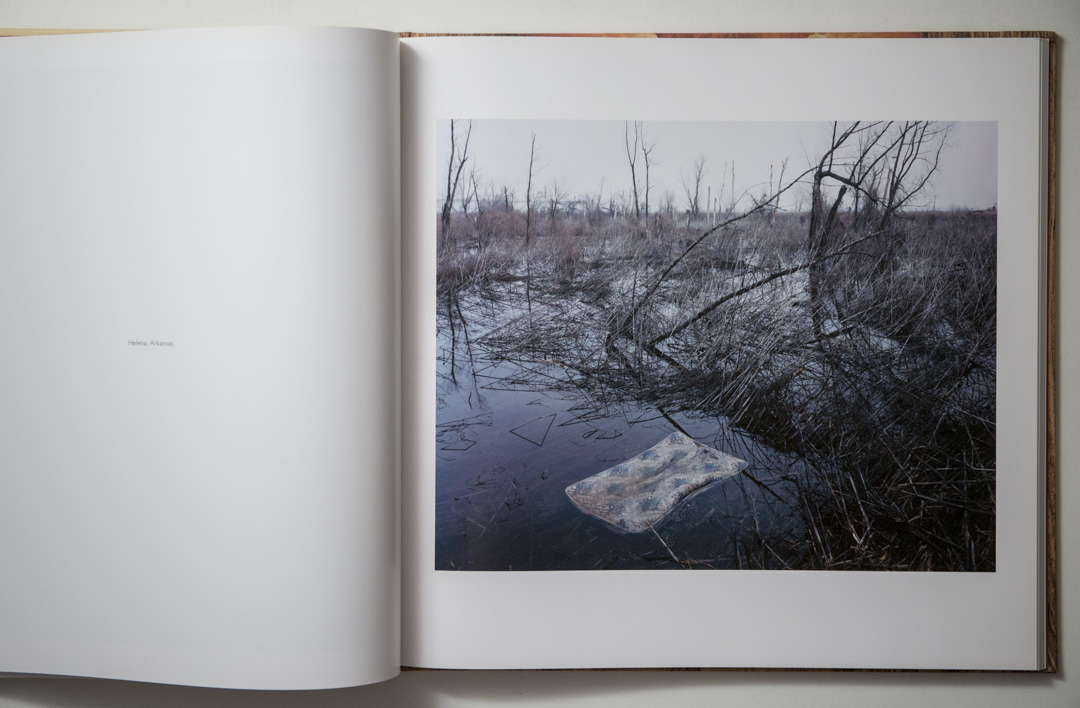 Alec Soth《Sleeping by the Mississippi》