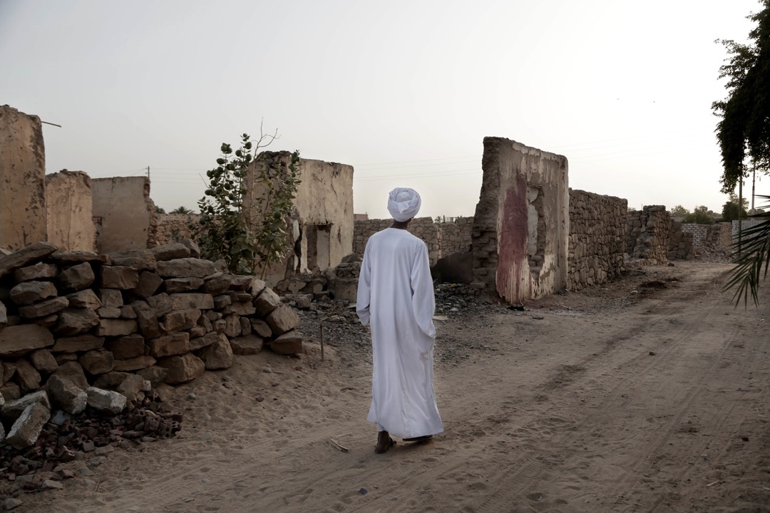 Sheikh Mohammed在家附近走過。跟其他努比亞人一樣，Mohammed都是住在埃及政府為賠償他們遷離家園而建的村落裏，埃及政府稱這裏為「New Nubia（新努比亞）」，但被逼遷的努比亞人卻稱這裏為「Tahgeer」，意思是「流離失所的地方」。