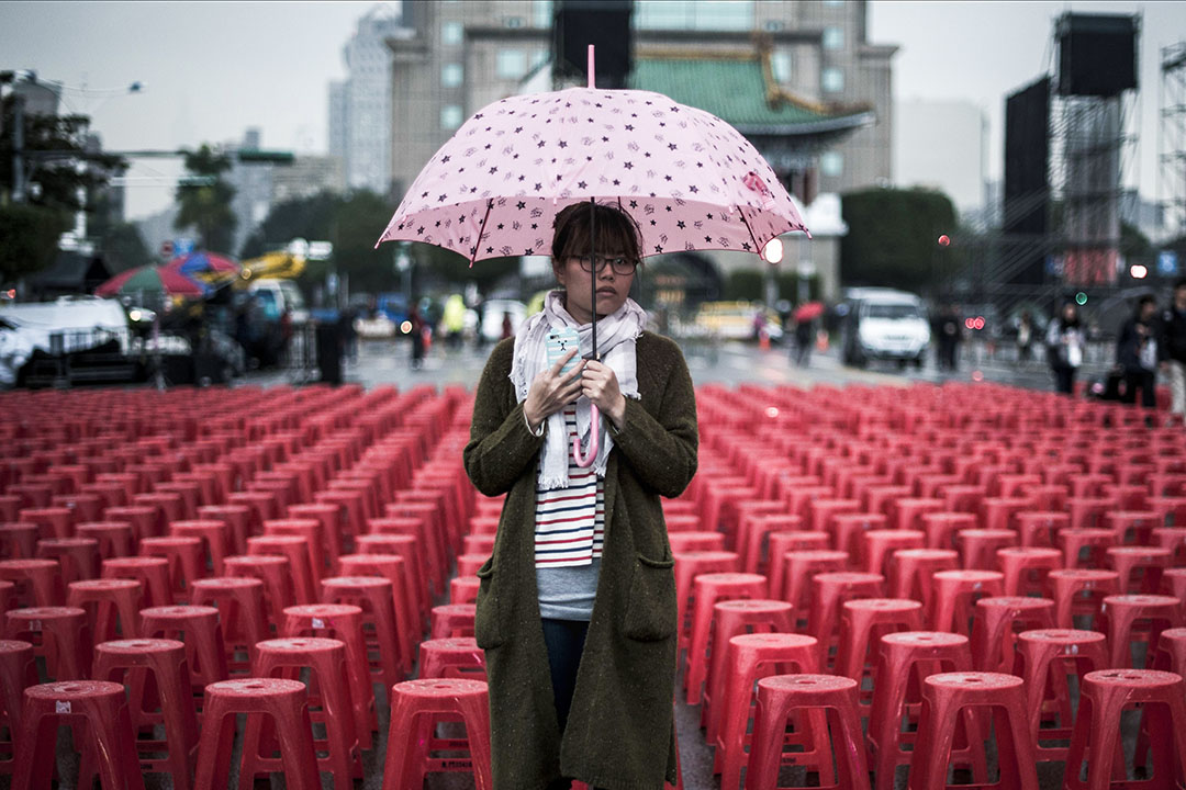 台灣的民主到底有沒有衰退呢？制度上，沒有。人心上，前景有些令人擔心，但最後的影響將取決於國際局勢與鄰近國家的經濟發展，並不能也不該全都歸罪於台灣人。圖為2016年1月15日，一名婦女在總統府附近等待民進黨最後一次選舉集會。