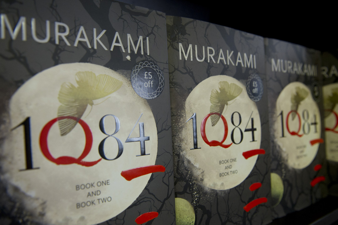 2009年出版的《1Q84》，村上描寫了男女主人公等「小人物」對邪教組織可怖行徑的抗爭。