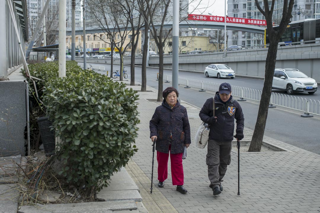 2018年1月，郭利和母亲在北京接受端传媒采访后，两人走在寒冬街头。