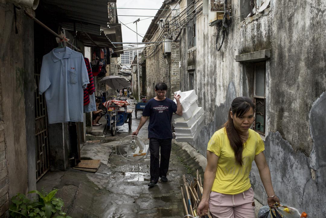 深圳的万科等大地产商参与城中村做升级改造，令租金上升。对于城中村里的租户来说，低工资的工人们较难承受。