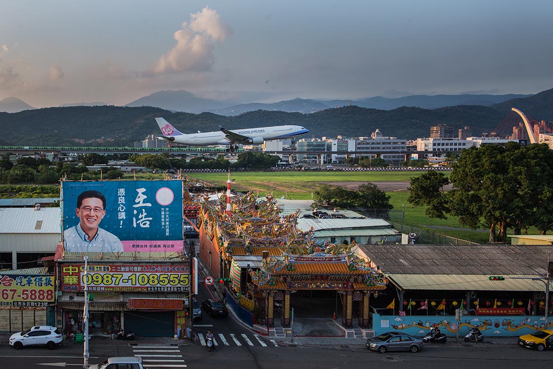 2018年以来，中国压迫跨国航空公司、旅馆连锁企业，将台湾的名称加注中国。这些是震慑威吓性的手法，意在塑造中国强大，台湾弱小，唯有臣服才有出路的印象。图为台北松山机场。