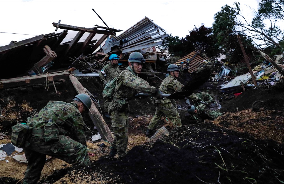 2018年9月7日，日本北海道，日本自衛隊成員在厚真町發生山泥傾瀉附近的民房搜索倖存者。 